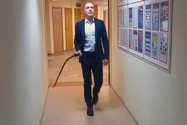 Знакомый Хакасии черный политтехнолог Денис Дворников прогулялся по правительству Вологодской области с хлыстом в руке 
